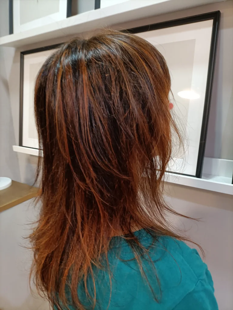 La henna se puede aplicar con el cabello sucio